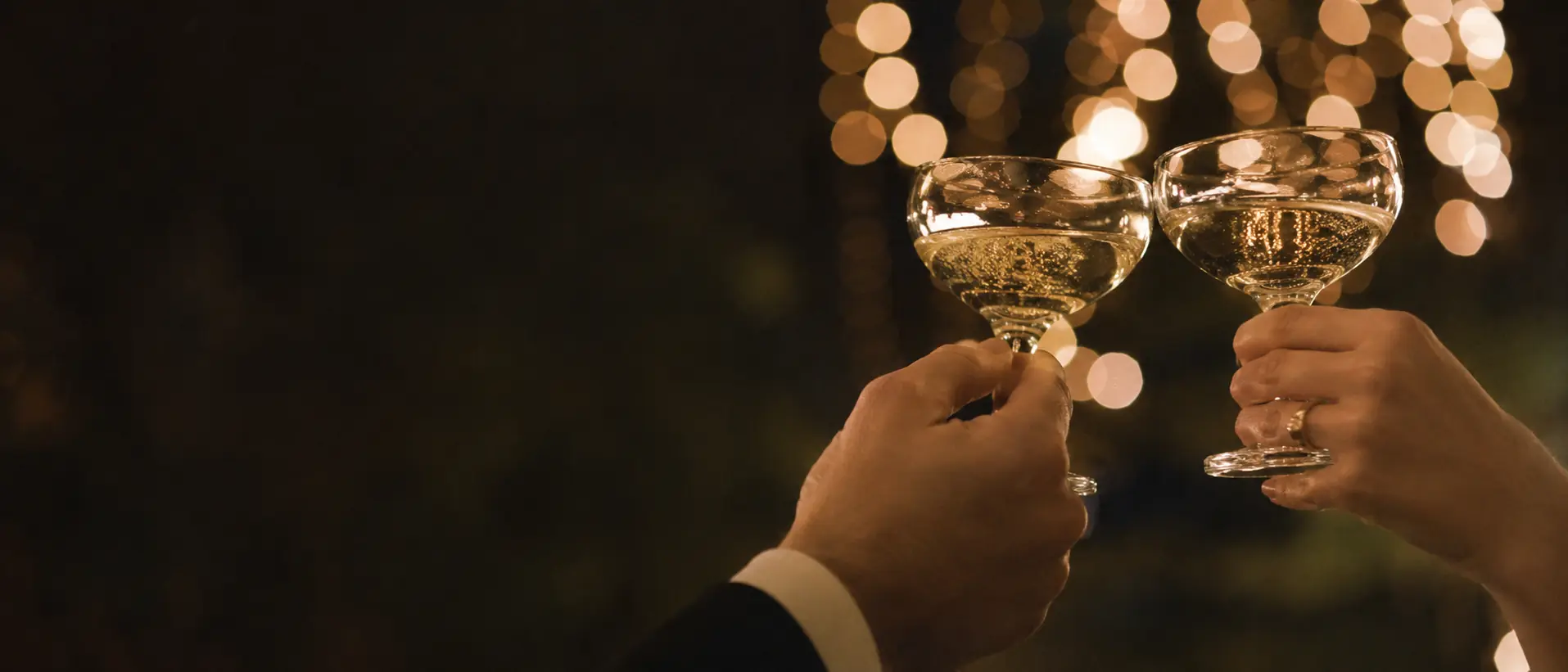 Brindis con copas de champagne, ambiente cálido y editorial